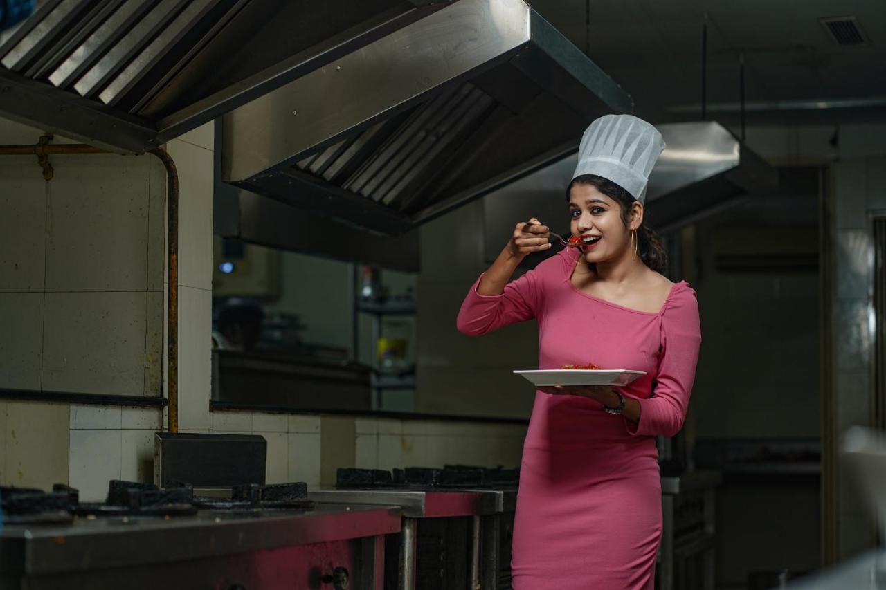 Hotel Sidhartha Chalakudy Kizhake Chālakudi Dış mekan fotoğraf
